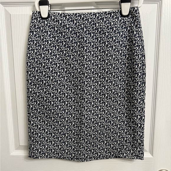 Ann Taylor Dresses & Skirts - Ann Taylor Pencil skirt size 4 blue & white floral design short cotton zip up
